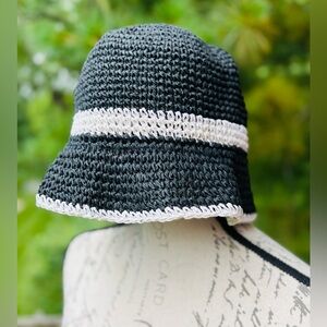 Vintage Woven Bucket Hat
Black & White
Like New